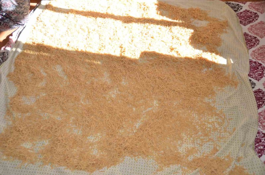 Antalya’da Kadınların Kış Mesaisi: 120 Yumurtayla 30 Kilo Erişte Hazırlıyorlar