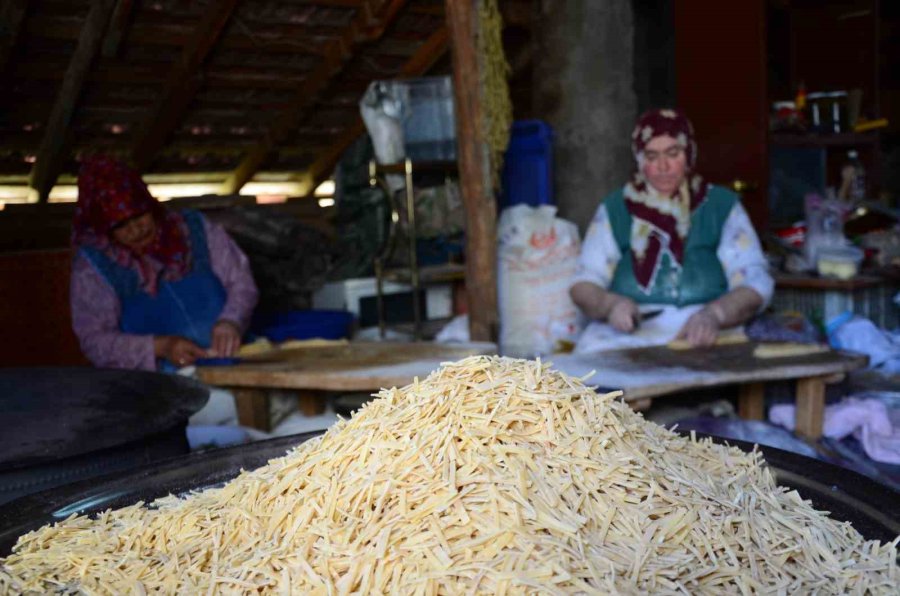 Antalya’da Kadınların Kış Mesaisi: 120 Yumurtayla 30 Kilo Erişte Hazırlıyorlar