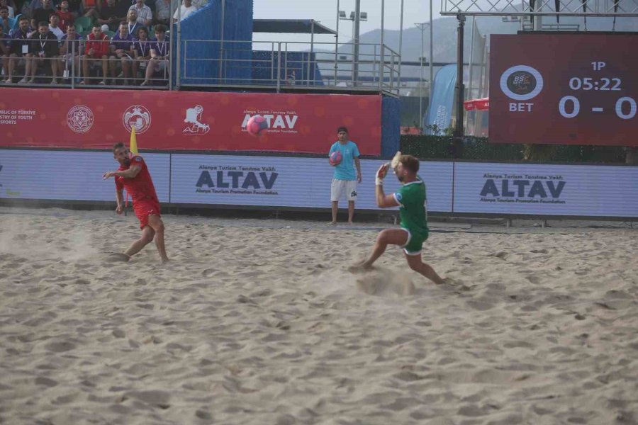 Alanya Belediyespor, Plaj Futbolu Dünya Kulüpler Şampiyonasına Galibiyetle Başladı