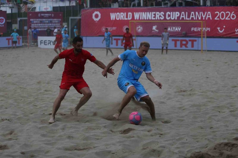 Alanya Belediyespor, Plaj Futbolu Dünya Kulüpler Şampiyonasına Galibiyetle Başladı