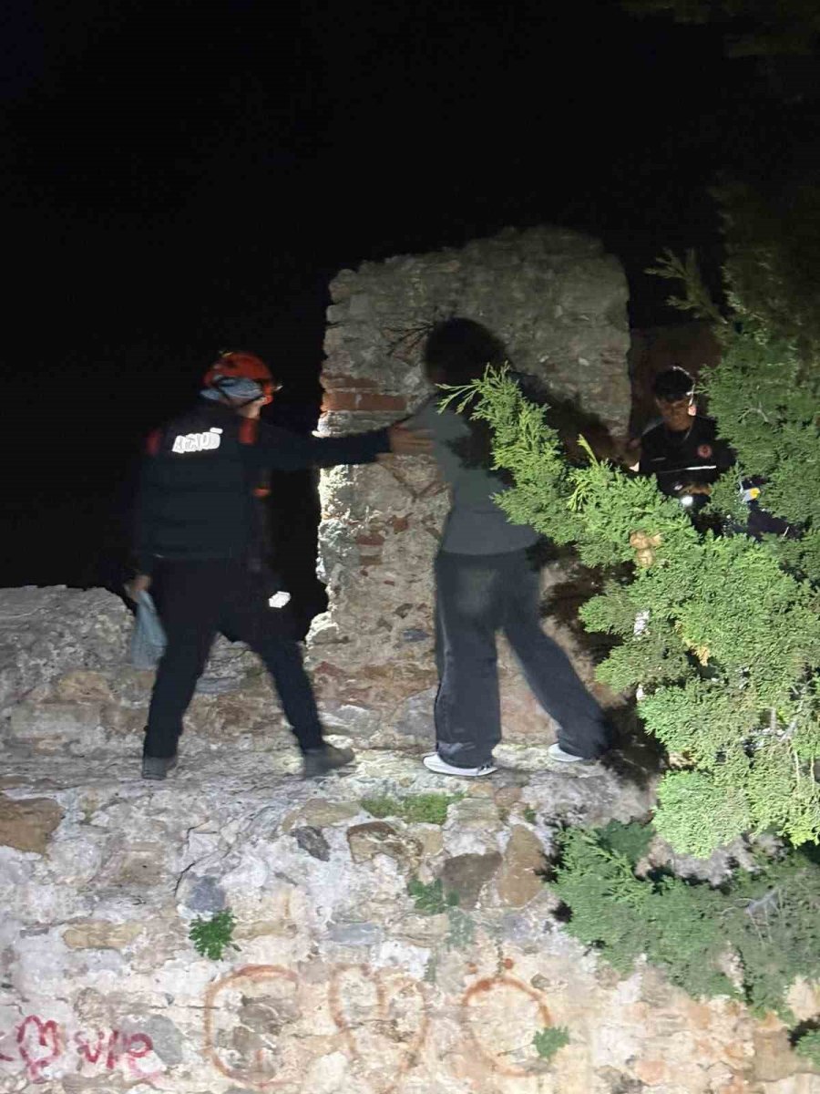 Alanya Kalesi’nde Mahsur Kalan 3 Rus Kurtarıldı