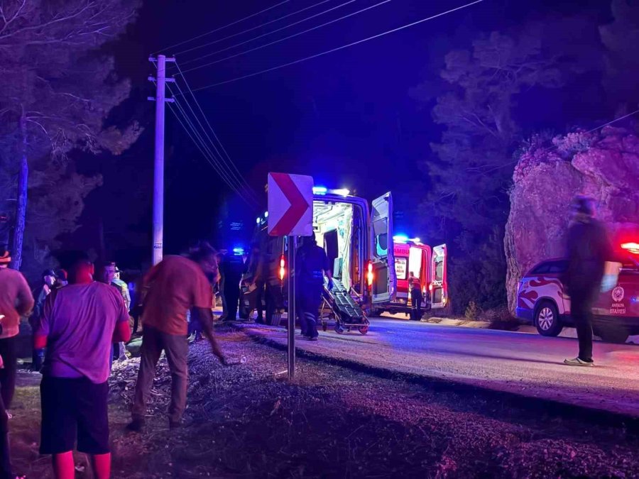 Antalya’da Dağcıları Taşıyan Minibüs Şarampole Devrildi: 15 Yaralı