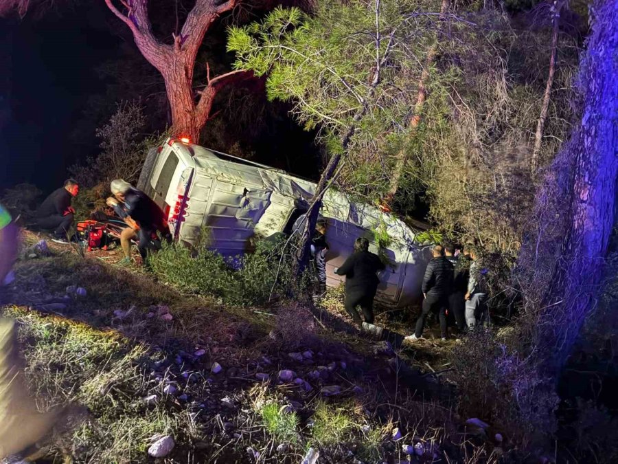 Antalya’da Dağcıları Taşıyan Minibüs Şarampole Devrildi: 15 Yaralı