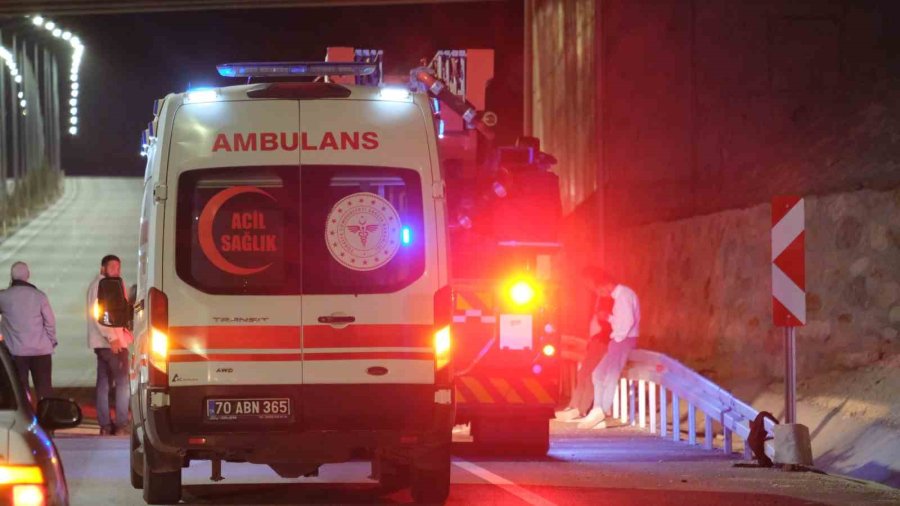 Köprüye Çıkarak İntihara Kalkışan Genci Jandarma Kurtardı