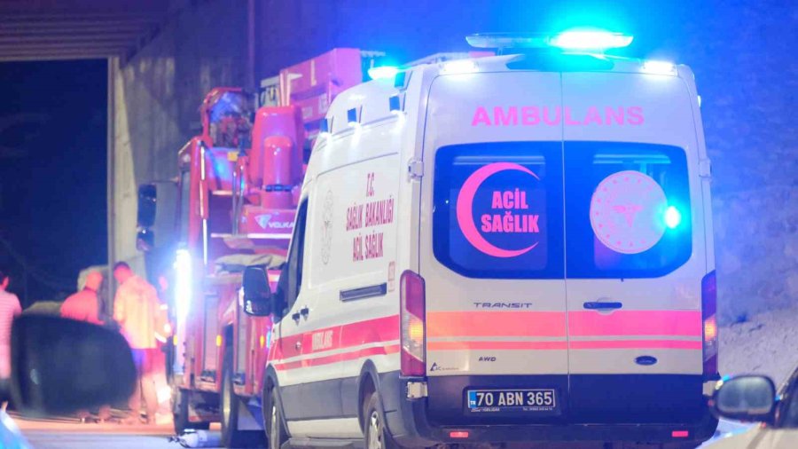 Köprüye Çıkarak İntihara Kalkışan Genci Jandarma Kurtardı