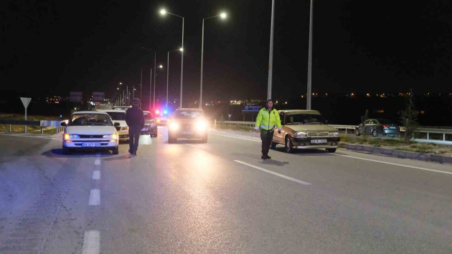 Köprüye Çıkarak İntihara Kalkışan Genci Jandarma Kurtardı