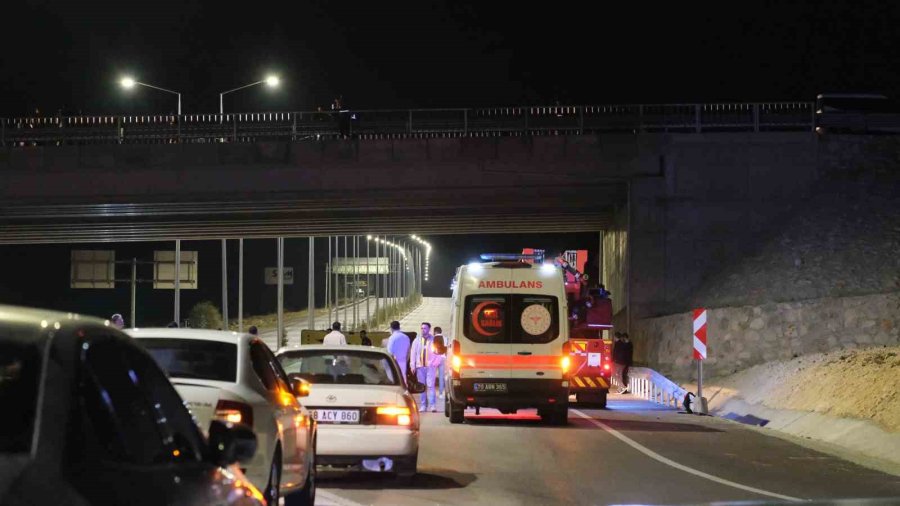 Köprüye Çıkarak İntihara Kalkışan Genci Jandarma Kurtardı