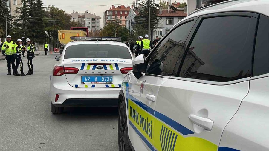 Hafriyat Yüklü Kamyon İle Minibüs Çarpıştı: 10 Yaralı