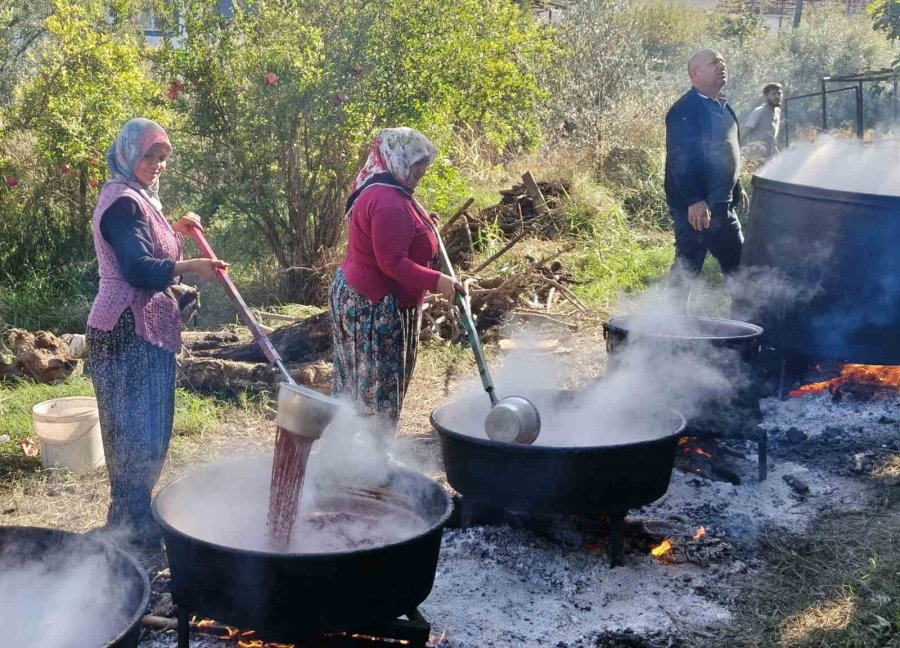 Mersin’de Kazanlar Kuruldu, Yörüklerin Nar Ekşisi Mesaisi Başladı