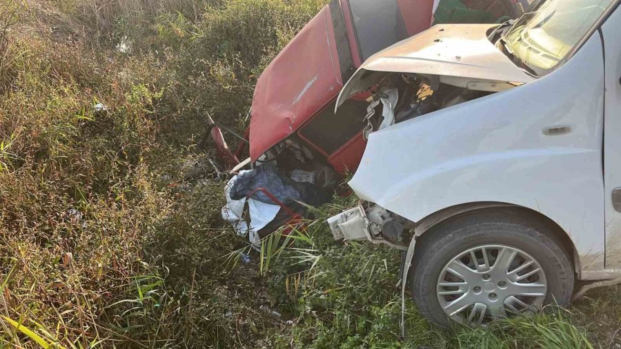 Tarsus’ta Otomobil İle Hafif Ticari Araç Çarpıştı: 1 Ölü