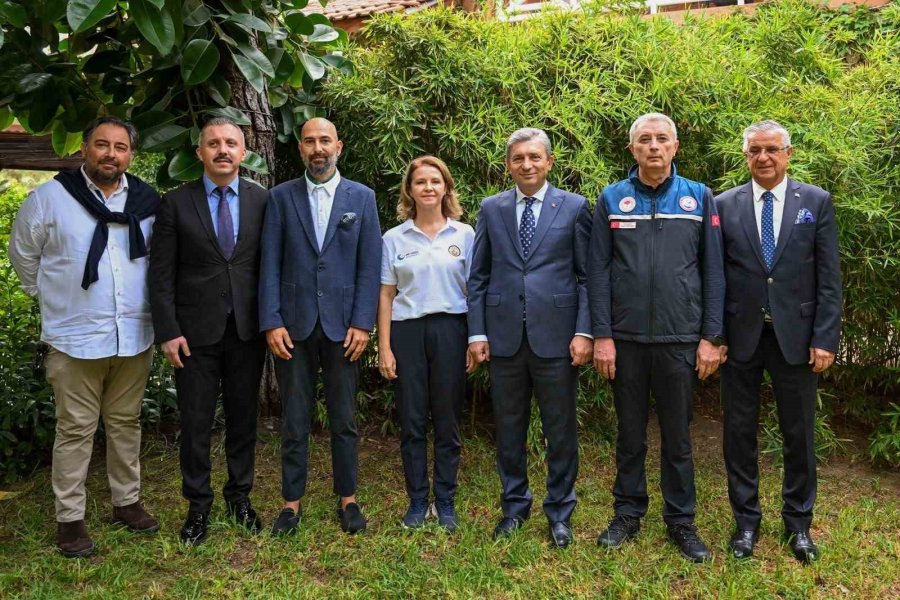 Vali Şahin: "denizaltı Yaşamını Yeniden İnşa Edeceğiz"