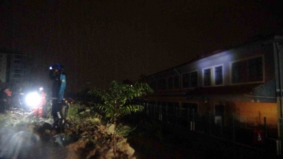 Antalya’da Hortum İşçilerin Kaldığı 2 Konteyneri Savurdu: 5 Ölü, 1 Yaralı