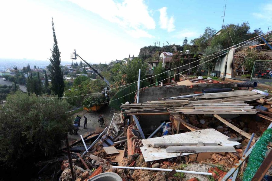 Antalya’da 4 Kişinin Ölümüne Sebep Olan Hortum, Şantiye Alanına Gelinceye Kadar Önüne Geleni Adeta Parçalamış