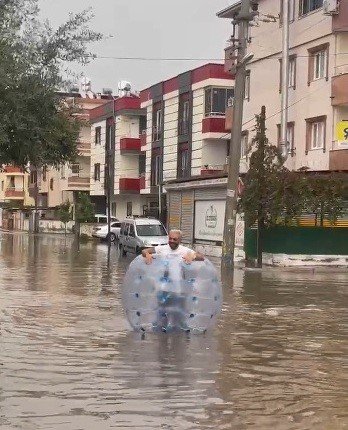 Tarsus’ta Sağanak Yağış Hayatı Olumsuz Etkiledi: Yollar Ve Site Bahçeleri Su Altında Kaldı