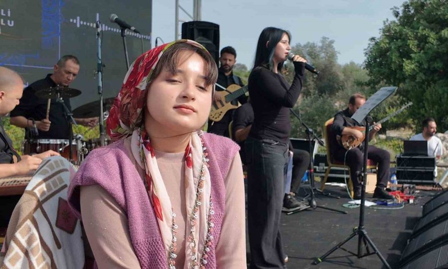 2 Bin 300 Yıllık Tarihin İçinden Türküler Yükseldi
