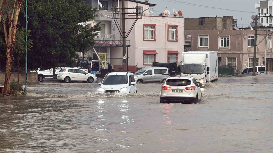 Tarsus’ta Sağanak Yağış Hayatı Olumsuz Etkiledi: Yollar Ve Site Bahçeleri Su Altında Kaldı