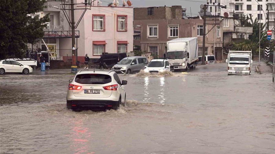 Tarsus’ta Sağanak Yağış Hayatı Olumsuz Etkiledi: Yollar Ve Site Bahçeleri Su Altında Kaldı