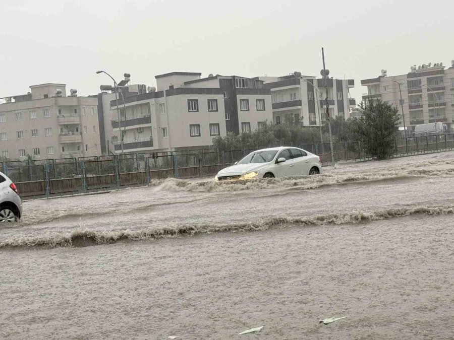 Tarsus’ta Sağanak Yağış Hayatı Olumsuz Etkiledi: Yollar Ve Site Bahçeleri Su Altında Kaldı