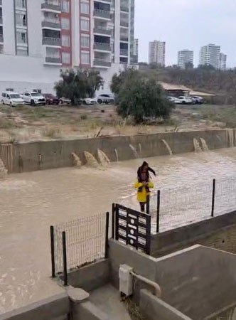 Tarsus’ta Sağanak Yağış Hayatı Olumsuz Etkiledi: Yollar Ve Site Bahçeleri Su Altında Kaldı