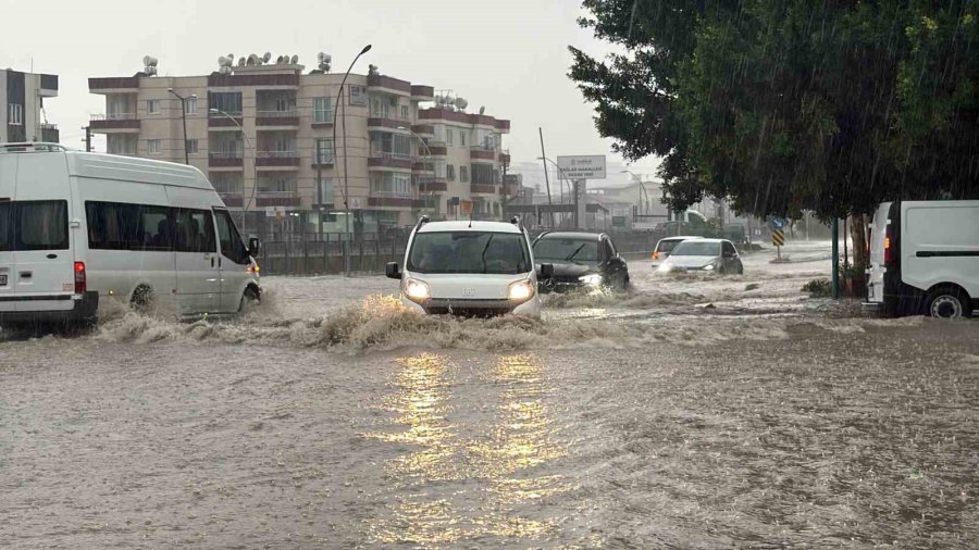 Tarsus’ta Sağanak Yağış Hayatı Olumsuz Etkiledi: Yollar Ve Site Bahçeleri Su Altında Kaldı