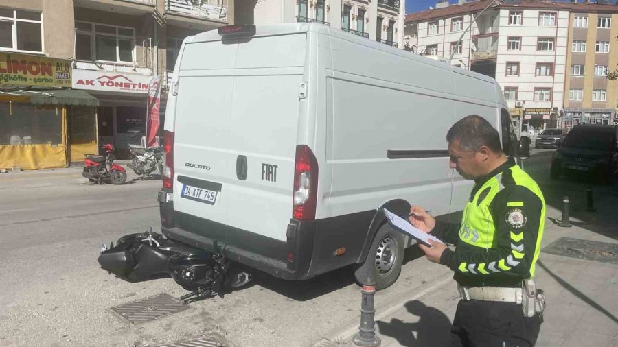 Motosikletin Minibüsün Altına Girdiği Kaza Kameraya Yansıdı