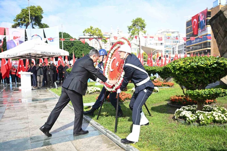 Antalya’da Cumhuriyet Bayramı Kutlamaları Çelenk Töreniyle Başladı