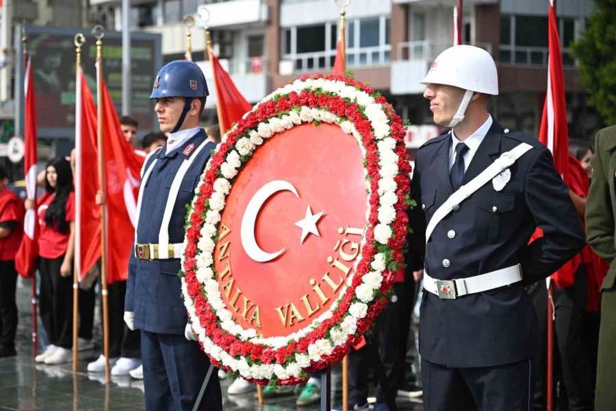 Antalya’da Cumhuriyet Bayramı Kutlamaları Çelenk Töreniyle Başladı
