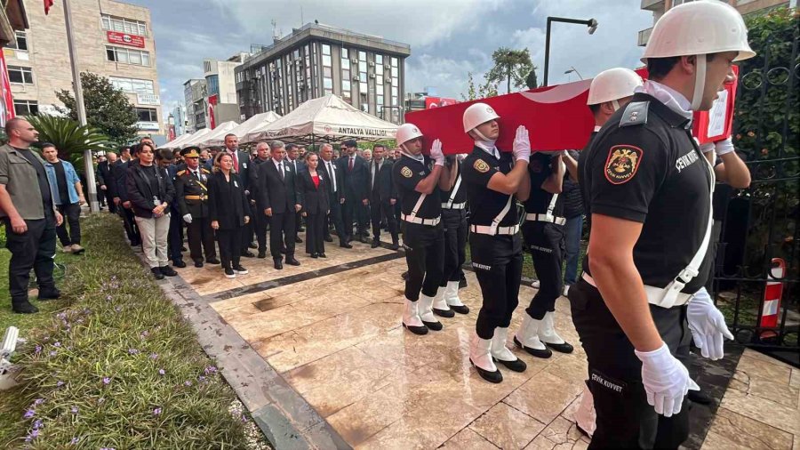 Hayatını Kaybeden Muratpaşa Kaymakamı Kara Gözyaşlarıyla Uğurlandı