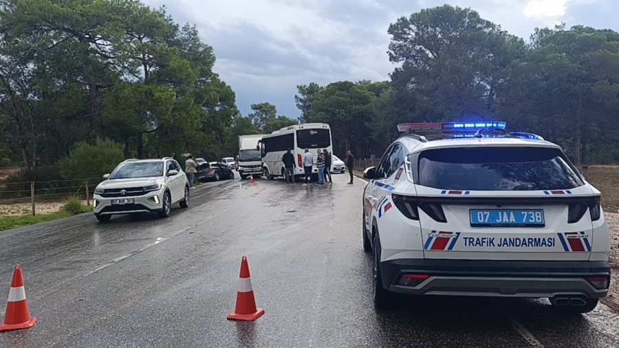 Otel Servis Midibüsü İle Otomobil Çarpıştı: 1 Yaralı