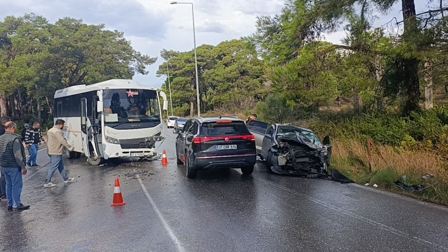 Otel Servis Midibüsü İle Otomobil Çarpıştı: 1 Yaralı