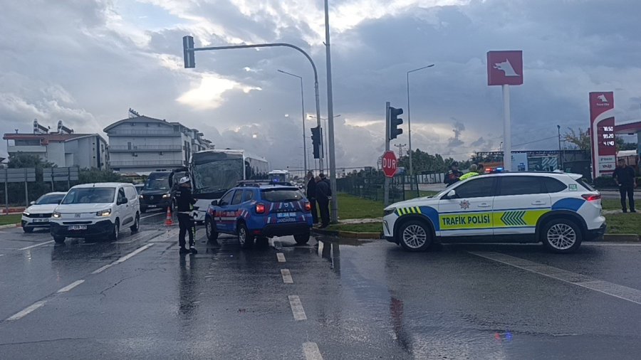 Antalya’da Otel Servisinin Karıştığı Zincirleme Kazada 4 Personel Yaralandı