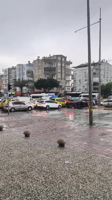 Trafik Kilitlendi, Sıkışan Trafiği Açmak İçin Vatandaşlar Devreye Girdi