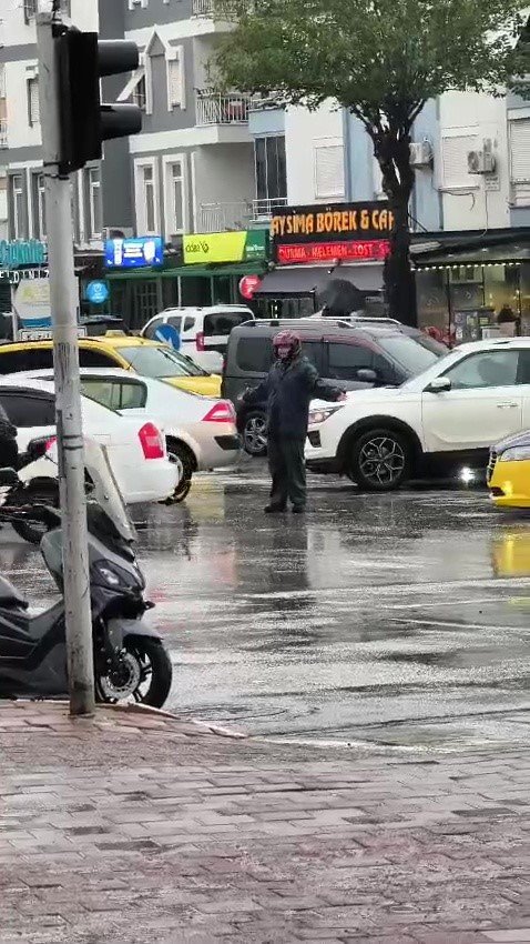 Trafik Kilitlendi, Sıkışan Trafiği Açmak İçin Vatandaşlar Devreye Girdi