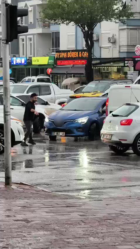 Trafik Kilitlendi, Sıkışan Trafiği Açmak İçin Vatandaşlar Devreye Girdi