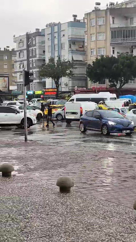 Trafik Kilitlendi, Sıkışan Trafiği Açmak İçin Vatandaşlar Devreye Girdi