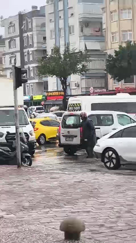 Trafik Kilitlendi, Sıkışan Trafiği Açmak İçin Vatandaşlar Devreye Girdi