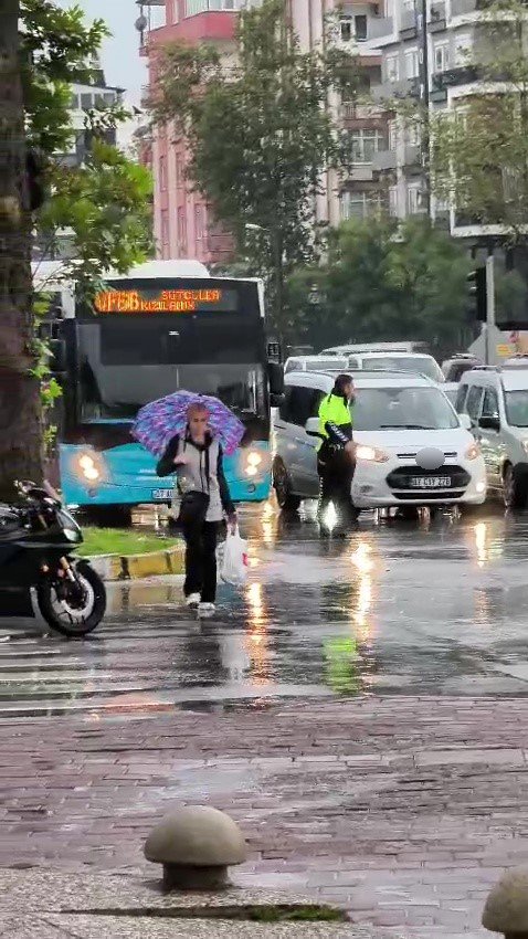Trafik Kilitlendi, Sıkışan Trafiği Açmak İçin Vatandaşlar Devreye Girdi