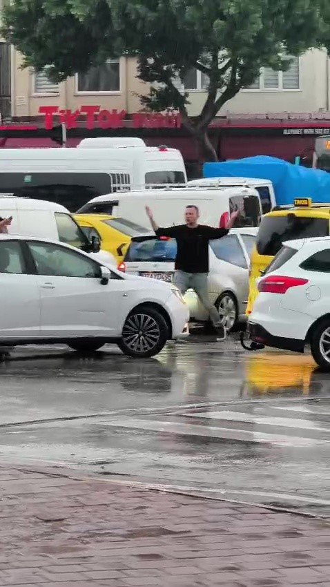 Trafik Kilitlendi, Sıkışan Trafiği Açmak İçin Vatandaşlar Devreye Girdi