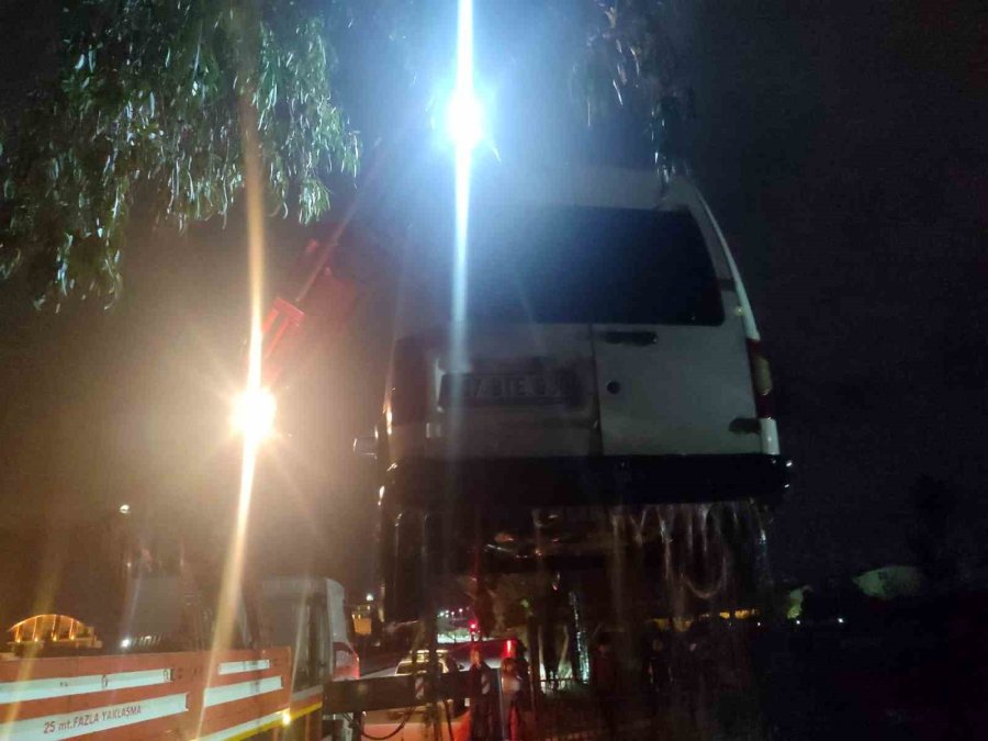 Antalya’da Sulama Kanalına Uçan Araçtaki 2 Kişiyi İtfaiye Ekipleri Kurtardı