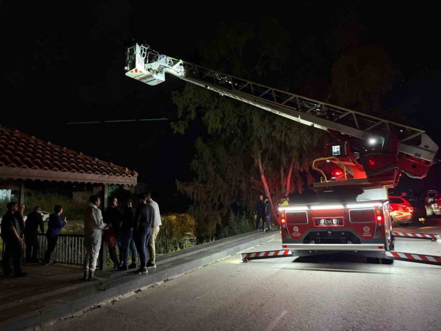 Antalya’da Sulama Kanalına Uçan Araçtaki 2 Kişiyi İtfaiye Ekipleri Kurtardı