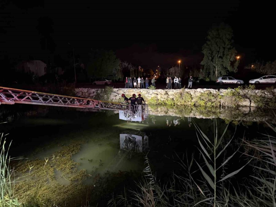 Antalya’da Sulama Kanalına Uçan Araçtaki 2 Kişiyi İtfaiye Ekipleri Kurtardı