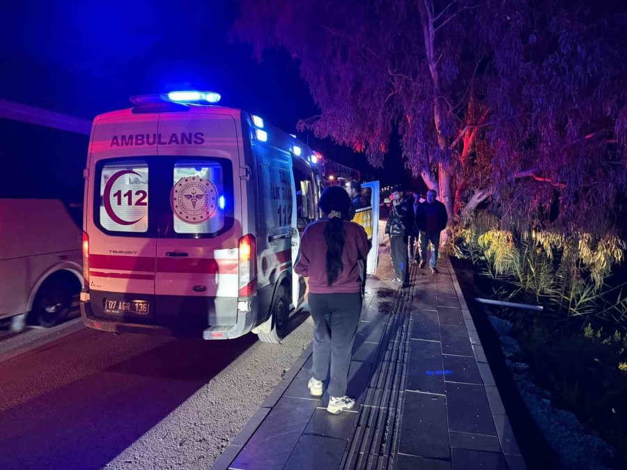 Antalya’da Sulama Kanalına Uçan Araçtaki 2 Kişiyi İtfaiye Ekipleri Kurtardı