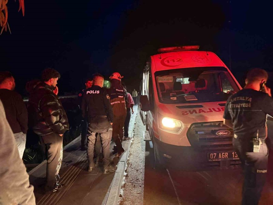 Antalya’da Sulama Kanalına Uçan Araçtaki 2 Kişiyi İtfaiye Ekipleri Kurtardı