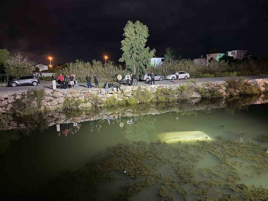 Antalya’da Sulama Kanalına Uçan Araçtaki 2 Kişiyi İtfaiye Ekipleri Kurtardı