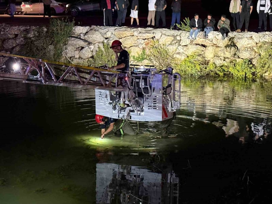 Antalya’da Sulama Kanalına Uçan Araçtaki 2 Kişiyi İtfaiye Ekipleri Kurtardı