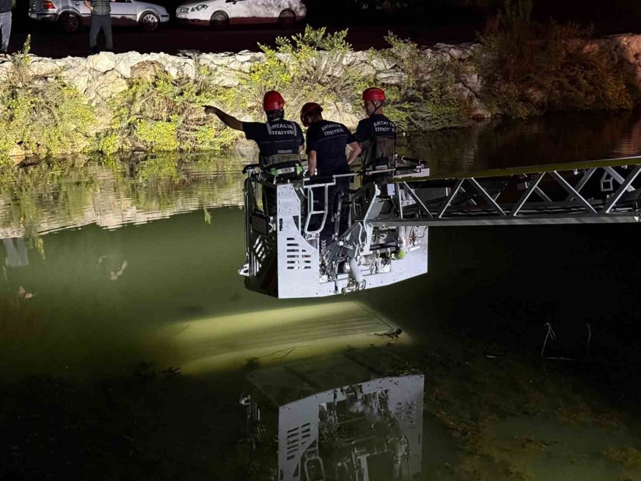 Antalya’da Sulama Kanalına Uçan Araçtaki 2 Kişiyi İtfaiye Ekipleri Kurtardı