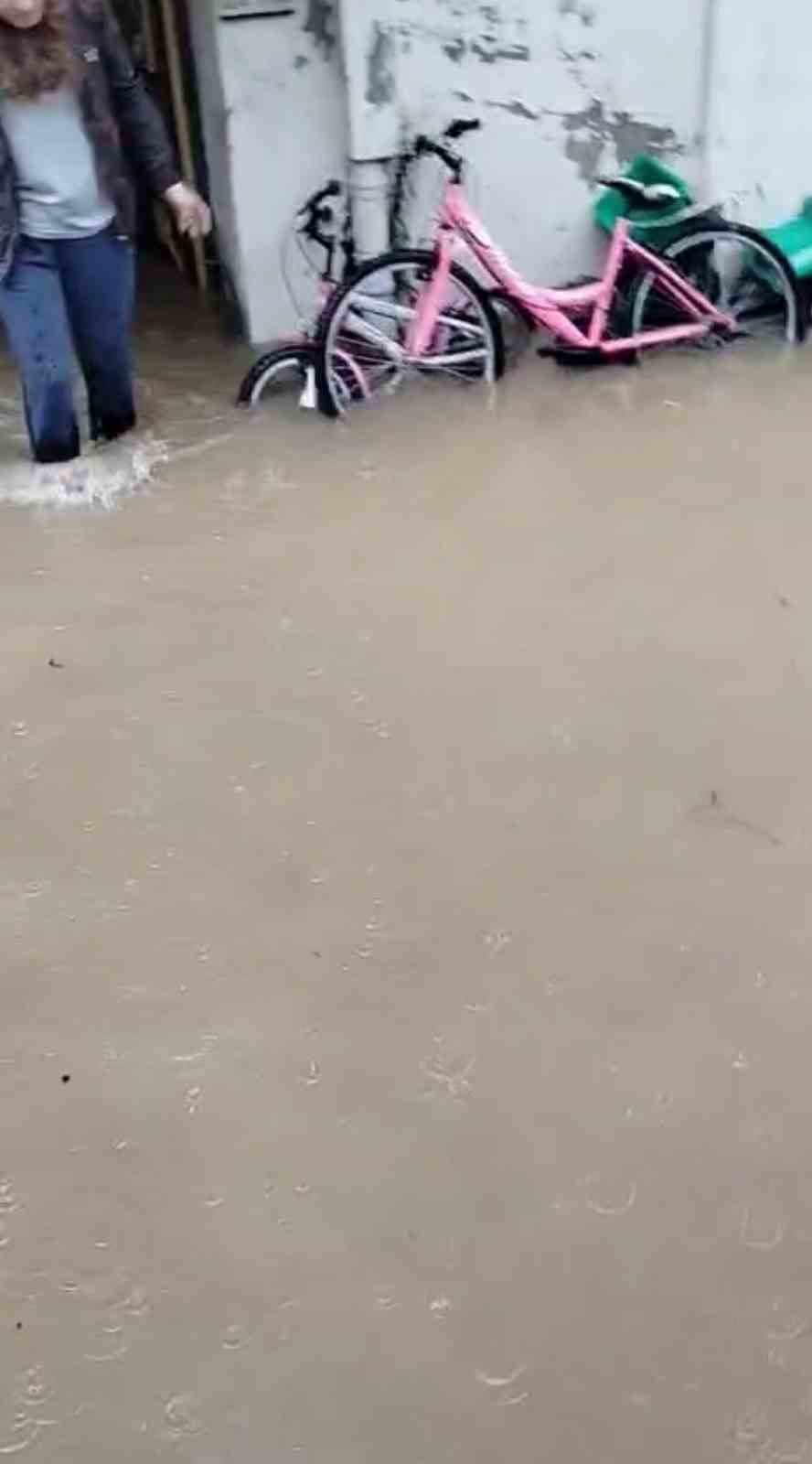 Alanya’da Pazar Yerini Su Bastı
