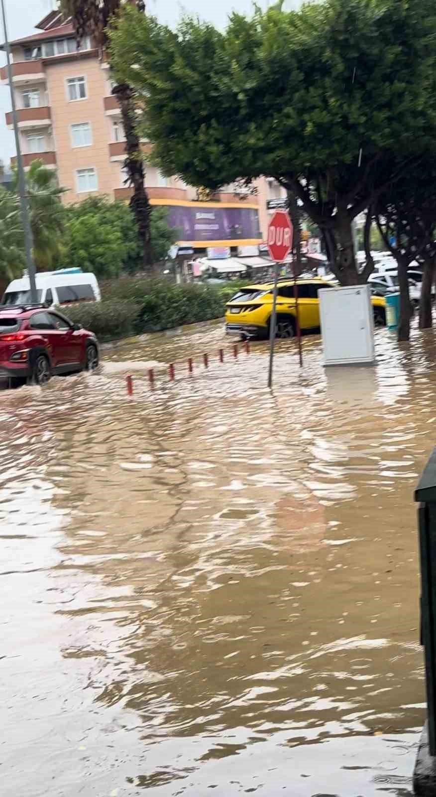 Alanya’da Pazar Yerini Su Bastı