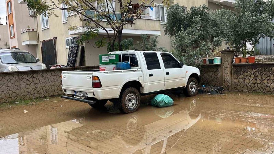 Alanya’da Pazar Yerini Su Bastı