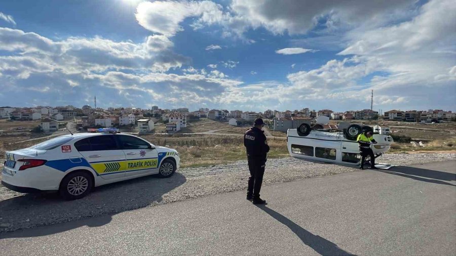 Karaman’da Otomobille Çarpışan Panelvan Devrildi: 2 Yaralı